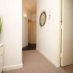 2 Bedroom - 20mins Walk To Cabot Circus, With Free Wi-fi & Off-peak Parking Included Апартаменты Бристоль