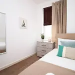 2 Bedroom - 20mins Walk To Cabot Circus, With Free Wi-fi & Off-peak Parking Included