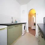 Апартаменты 2 Bedroom - 20mins Walk To Cabot Circus, With Free Wi-fi & Off-peak Parking Included