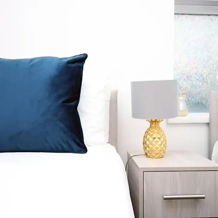 2 Bedroom - 20mins Walk To Cabot Circus, With Free Wi-fi & Off-peak Parking Included *