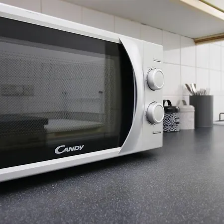 2 Bedroom - 20mins Walk To Cabot Circus, With Free Wi-fi & Off-peak Parking Included *