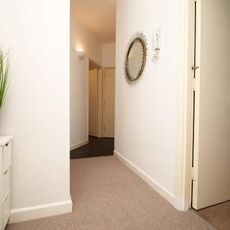 2 Bedroom - 20mins Walk To Cabot Circus, With Free Wi-fi & Off-peak Parking Included Apartman Bristol