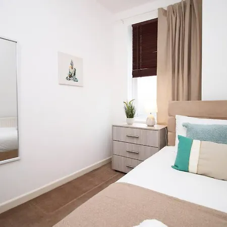 2 Bedroom - 20mins Walk To Cabot Circus, With Free Wi-fi & Off-peak Parking Included