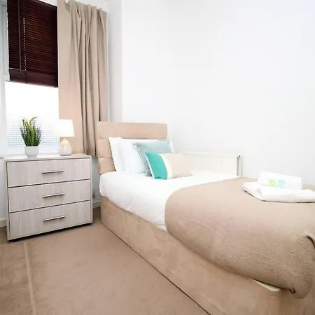 2 Bedroom - 20mins Walk To Cabot Circus, With Free Wi-fi & Off-peak Parking Included Bristol