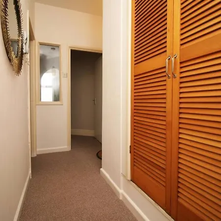 Apartman 2 Bedroom - 20mins Walk To Cabot Circus, With Free Wi-fi & Off-peak Parking Included