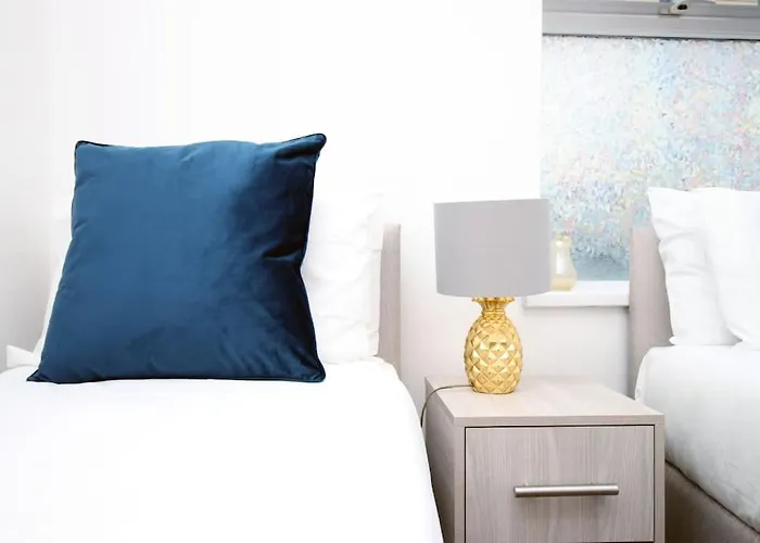 2 Bedroom - 20mins Walk To Cabot Circus, With Free Wi-fi & Off-peak Parking Included *