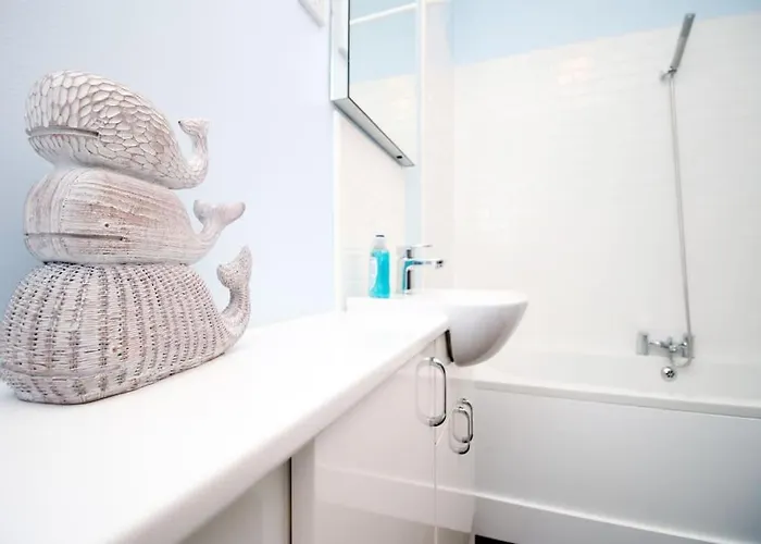 Apartmán 2 Bedroom - 20mins Walk To Cabot Circus, With Free Wi-fi & Off-peak Parking Included *