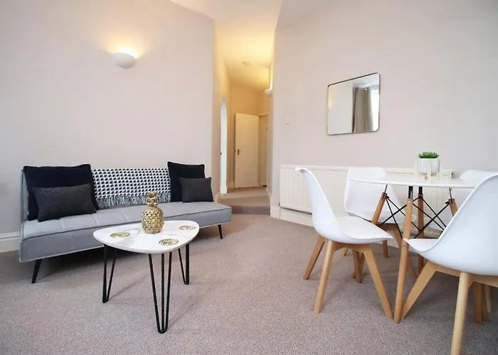 Apartmán 2 Bedroom - 20mins Walk To Cabot Circus, With Free Wi-fi & Off-peak Parking Included *