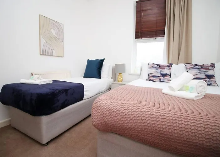 2 Bedroom - 20mins Walk To Cabot Circus, With Free Wi-fi & Off-peak Parking Included