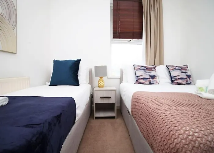 2 Bedroom - 20mins Walk To Cabot Circus, With Free Wi-fi & Off-peak Parking Included *