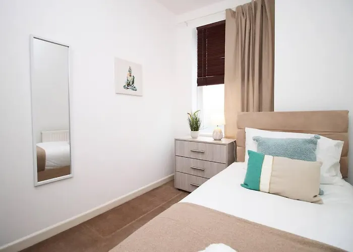 2 Bedroom - 20mins Walk To Cabot Circus, With Free Wi-fi & Off-peak Parking Included