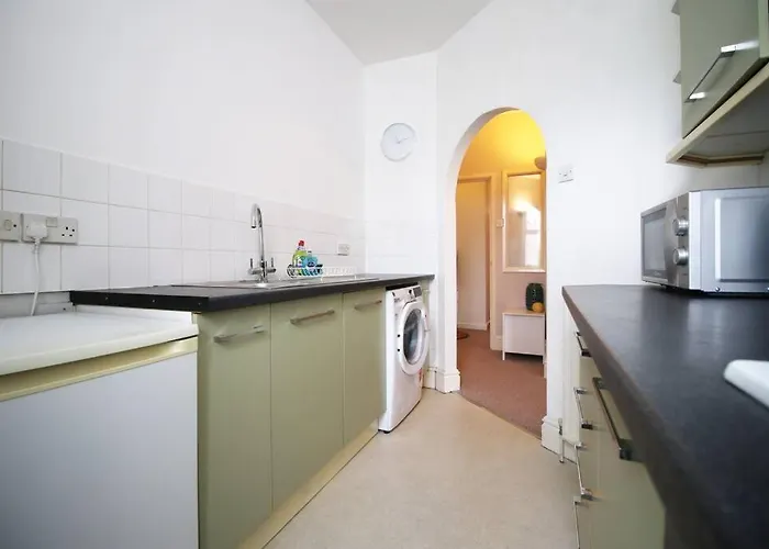 Apartman 2 Bedroom - 20mins Walk To Cabot Circus, With Free Wi-fi & Off-peak Parking Included