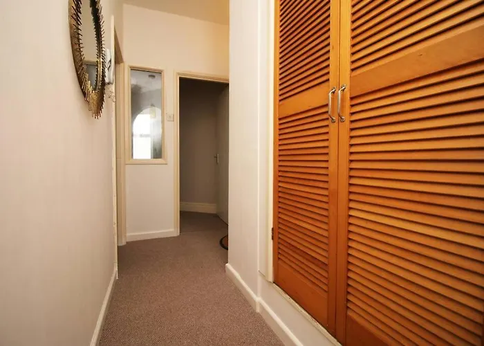 Apartman 2 Bedroom - 20mins Walk To Cabot Circus, With Free Wi-fi & Off-peak Parking Included
