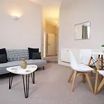 아파트 2 Bedroom - 20mins Walk To Cabot Circus, With Free Wi-fi & Off-peak Parking Included *