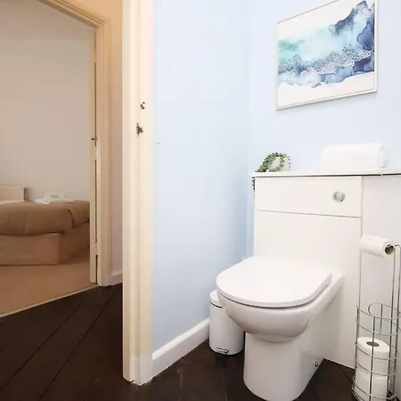 Apartment 2 Bedroom Apartment, 5 Guests Welcome, Free Off-peak Parking