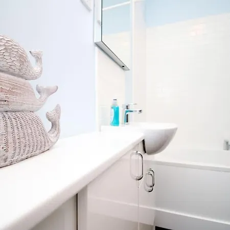 Apartment 2 Bedroom Apartment, 5 Guests Welcome, Free Off-peak Parking *