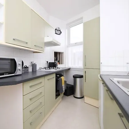 2 Bedroom Apartment, 5 Guests Welcome, Free Off-peak Parking Apartment Bristol