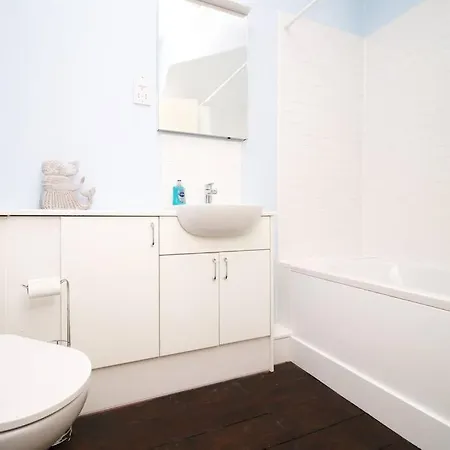 Apartment 2 Bedroom Apartment, 5 Guests Welcome, Free Off-peak Parking