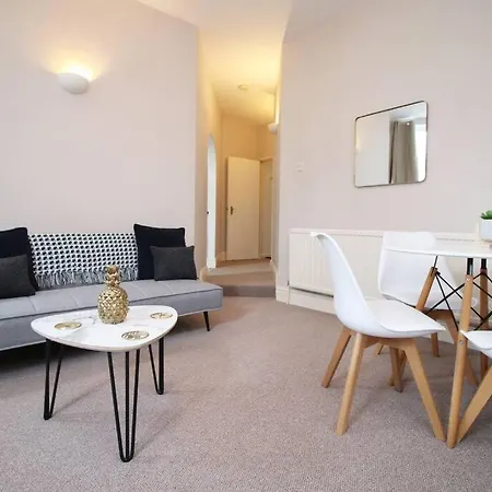 Apartment 2 Bedroom Apartment, 5 Guests Welcome, Free Off-peak Parking *