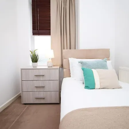 2 Bedroom - 20mins Walk To Cabot Circus, With Free Wi-fi & Off-peak Parking Included * Бристоль