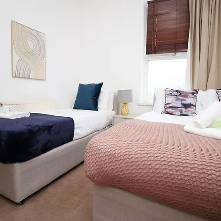 2 Bedroom Apartment, 5 Guests Welcome, Free Off-peak Parking