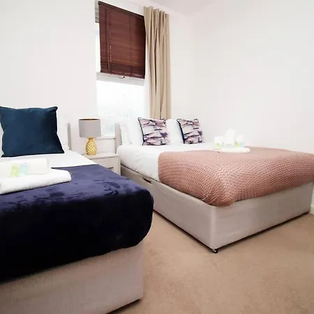2 Bedroom Apartment, 5 Guests Welcome, Free Off-peak Parking Apartment