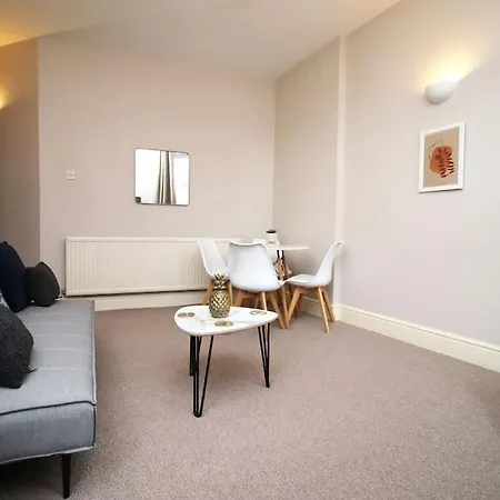 Apartment 2 Bedroom Apartment, 5 Guests Welcome, Free Off-peak Parking