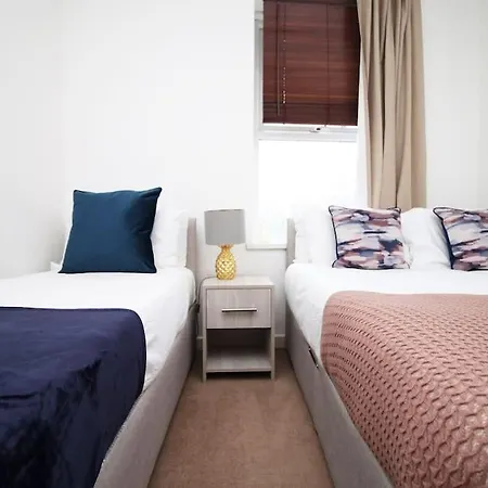 2 Bedroom Apartment, 5 Guests Welcome, Free Off-peak Parking *