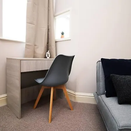 2 Bedroom - 20mins Walk To Cabot Circus, With Free Wi-fi & Off-peak Parking Included 아파트