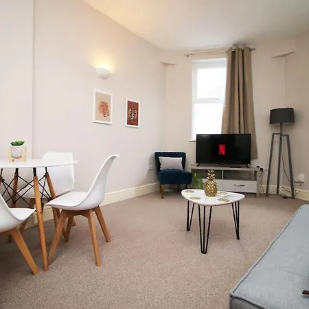 2 Bedroom Apartment, 5 Guests Welcome, Free Off-peak Parking Apartment *
