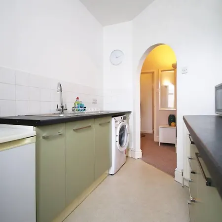 Apartment 2 Bedroom Apartment, 5 Guests Welcome, Free Off-peak Parking