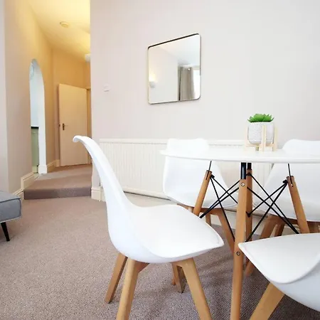 2 Bedroom Apartment, 5 Guests Welcome, Free Off-peak Parking