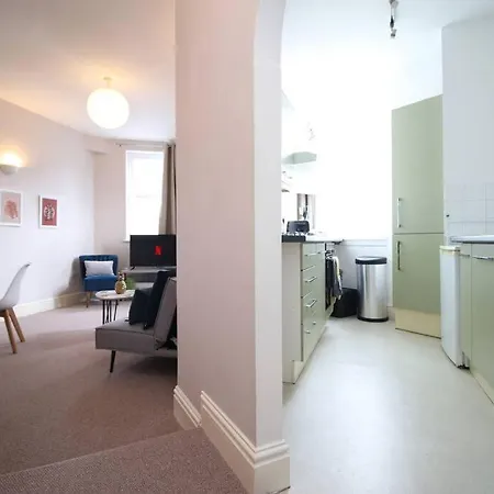 2 Bedroom Apartment, 5 Guests Welcome, Free Off-peak Parking Apartment