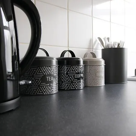 2 Bedroom Apartment, 5 Guests Welcome, Free Off-peak Parking Apartment *