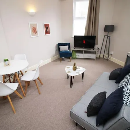 Apartment 2 Bedroom Apartment, 5 Guests Welcome, Free Off-peak Parking *