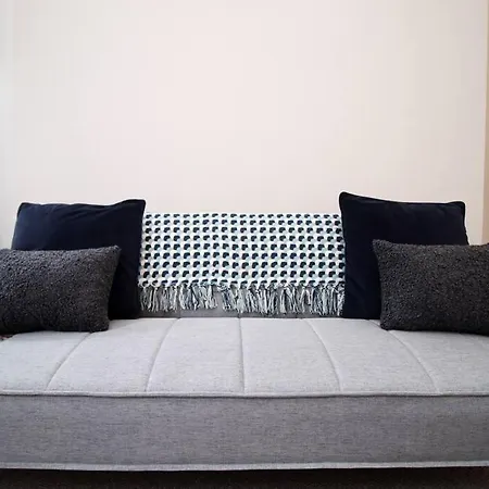 2 Bedroom Apartment, 5 Guests Welcome, Free Off-peak Parking * Bristol