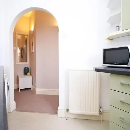 Apartment 2 Bedroom Apartment, 5 Guests Welcome, Free Off-peak Parking *