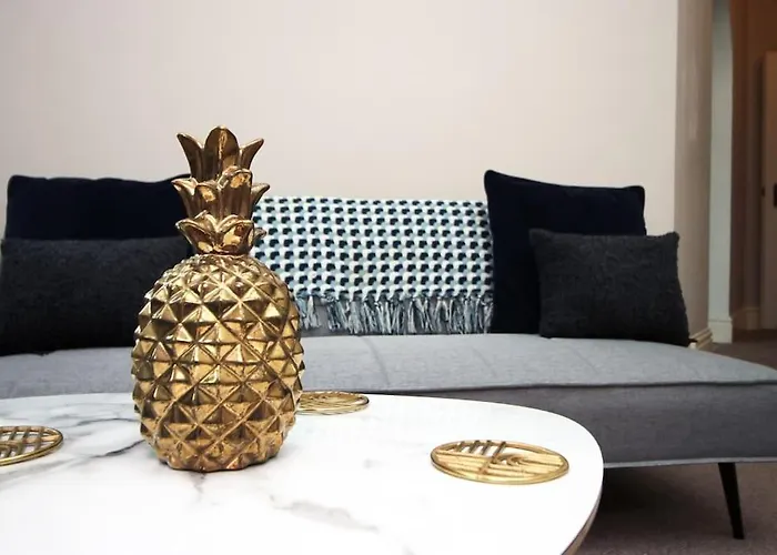 2 Bedroom - 20mins Walk To Cabot Circus, With Free Wi-fi & Off-peak Parking Included