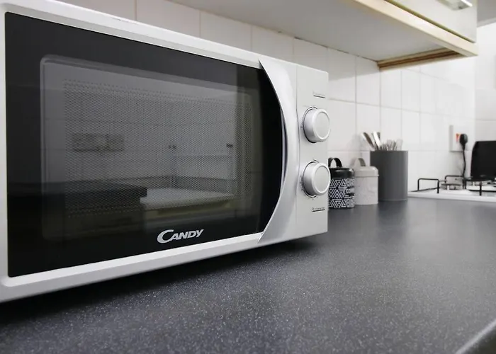 2 Bedroom - 20mins Walk To Cabot Circus, With Free Wi-fi & Off-peak Parking Included *