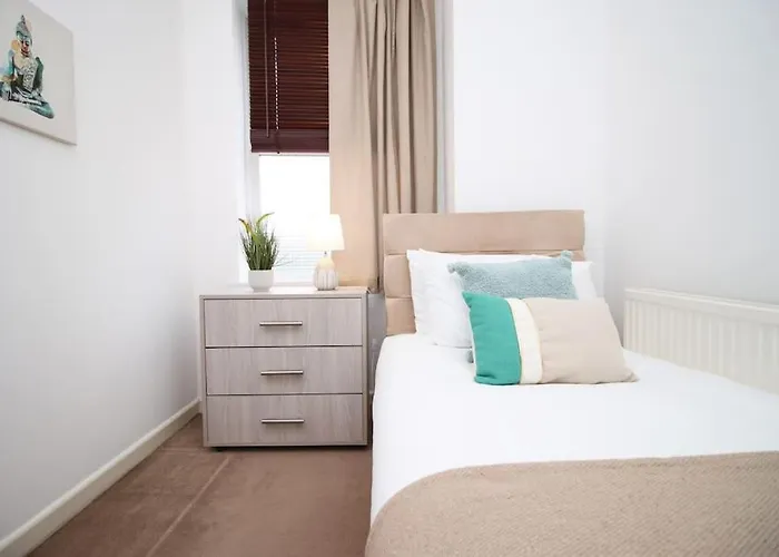 2 Bedroom - 20mins Walk To Cabot Circus, With Free Wi-fi & Off-peak Parking Included * Bristol