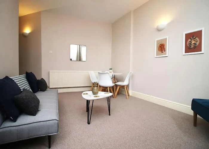 Apartament 2 Bedroom - 20mins Walk To Cabot Circus, With Free Wi-fi & Off-peak Parking Included