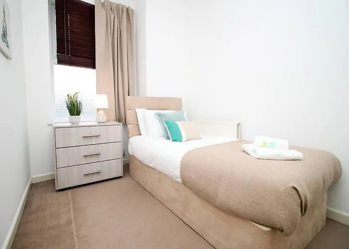 2 Bedroom - 20mins Walk To Cabot Circus, With Free Wi-fi & Off-peak Parking Included Bristol