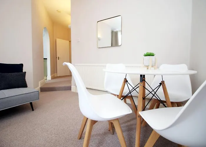2 Bedroom - 20mins Walk To Cabot Circus, With Free Wi-fi & Off-peak Parking Included